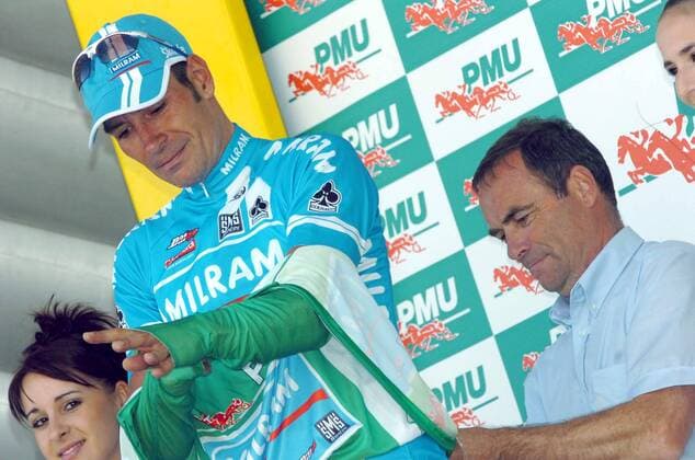 Erik Zabel (Deutschland Milram) darf sich nach der 5. Etappe der Tour de France 2007 das grüne Trikot des Sprintbesten überziehen -  Radsport Herren Tour de France 2007, ProTour, Straßenradsport, Straße, Rad Gruppe 5. Etappe: Chablis - Autun Radsport Herren Tour de France 2007, ProTour, Straßenradsport, Straße, Rad Gruppe 5. Etappe: Chablis - Autun