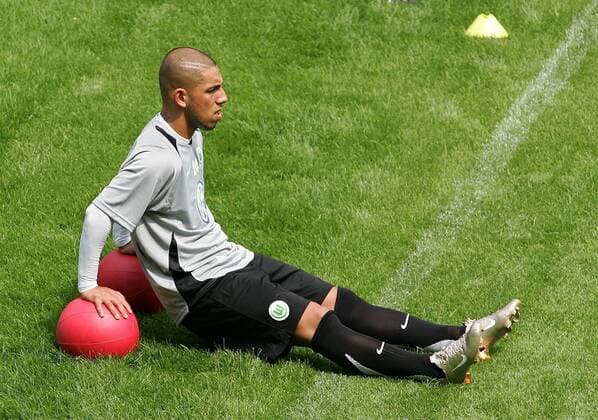 Ashkan Dejagah (Wolfsburg) stützt sich auf zwei Medizinbälle Fußball 1. BL Herren Saison 2007 2008, VfL Wolfsburg, Vorbereitung, Saisonvorbereitung, Training, Trainingslager, Vdig Einzelbild Velden Fußball 1. BL Herren Saison 2007 2008, VfL Wolfsburg, Vorbereitung, Saisonvorbereitung, Training, Trainingslager, Vdig Einzelbild Velden