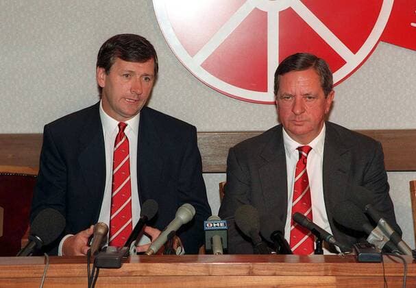 Fußball, Trainerhistorie, FC Arsenal Trainer Bruce Rioch (li.) und Chairman Peter Hill Wood (beide Arsenal) auf der Pressekonferenz -  Fußball Herren English Premier League 1995 1996, 1. Englische Liga, Arsenal FC London Gruppe London Fußball Herren English Premier League 1995 1996, 1. Englische Liga, Arsenal FC London Gruppe London