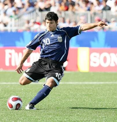 Sergio Agüero (Argentinien U20) am Ball Fußball Länderspiel Herren U20 WM 2007, U 20 Junioren, Nationalmannschaft, Nationaltrikot, Achtelfinale, Argentinien Einzelbild Toronto Dynamik, Fußball Länderspiel Herren U20 WM 2007, U 20 Junioren, Nationalmannschaft, Nationaltrikot, Achtelfinale, Argentinien Einzelbild Toronto Dynamik,