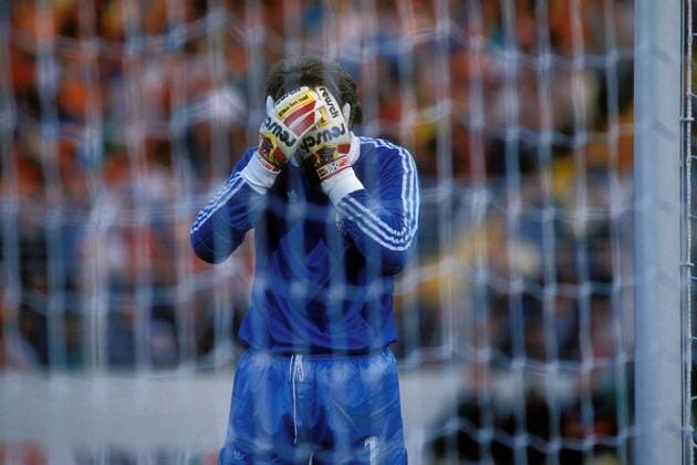Torwart Eike Immel (BR Deutschland) verzweifelt Fußball Länderspiel Herren EM 1988, Nationalmannschaft, Nationaltrikot, Halbfinale BRD Vdia Einzelbild Hamburg Enttäuschung, Fußball Länderspiel Herren EM 1988, Nationalmannschaft, Nationaltrikot, Halbfinale BRD Vdia Einzelbild Hamburg Enttäuschung,
