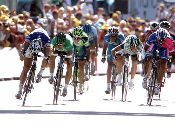 Tom Boonen (Belgien Quick Step Innergetic, li.) gewinnt die 6. Etappe der Tour de France 2007 vor Erik Zabel (Deutschland Milram, 2.v.li.) Radsport Herren Tour de France 2007, ProTour, Straßenradsport, Straße, Rad Gruppe 6. Etappe: Semur en Auxois - Bourg en Bresse Radsport Herren Tour de France 2007, ProTour, Straßenradsport, Straße, Rad Gruppe 6. Etappe: Semur en Auxois - Bourg en Bresse