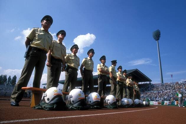 Deutsche Polizisten sichern den Innenraum des Stuttgarter Neckarstadions Fußball Länderspiel Herren EM 1988, Nationalmannschaft, Gruppe B, deutsch, deutscher, Polizeihelme Totale Neckarstadion, Stadionsicherheit Stuttgart Fußball Länderspiel Herren EM 1988, Nationalmannschaft, Gruppe B, deutsch, deutscher, Polizeihelme Totale Neckarstadion, Stadionsicherheit Stuttgart
