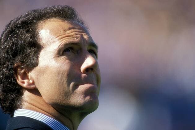Teamchef Franz Beckenbauer (BR Deutschland) skeptisch Fußball Länderspiel Herren EM 1988, Nationalmannschaft, Gruppe A, BRD Porträt Gelsenkirchen Nachdenklichkeit, Skepsis, Fußball Länderspiel Herren EM 1988, Nationalmannschaft, Gruppe A, BRD Porträt Gelsenkirchen Nachdenklichkeit, Skepsis,