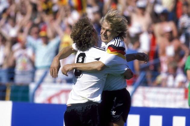 Jürgen Klinsmann (re.) und Rudi Völler (beide BR Deutschland) - Torjubel Fußball Länderspiel Herren EM 1988, Nationalmannschaft, Nationaltrikot, Gruppe A, BRD Gruppe Gelsenkirchen Glück, Harmonie, Freude, Begeisterung, Fußball Länderspiel Herren EM 1988, Nationalmannschaft, Nationaltrikot, Gruppe A, BRD Gruppe Gelsenkirchen Glück, Harmonie, Freude, Begeisterung,