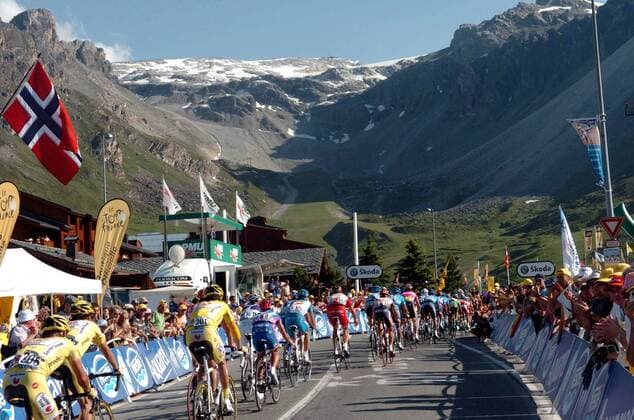 Teilnehmer der Tour de France 2007 nahe dem Ziel der 8. Etappe in der Stadt Tignes -  Radsport Herren Tour de France 2007, ProTour, Straßenradsport, Straße, Rad Totale 8. Etappe: Le Grand Bornand - Tignes Radsport Herren Tour de France 2007, ProTour, Straßenradsport, Straße, Rad Totale 8. Etappe: Le Grand Bornand - Tignes