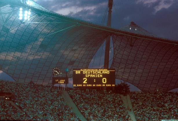 BR Deutschland - Spanien 2:0; auf der Anzeigetafel des Münchner Olympiastadions wird der aktuelle Spielstand verkündet Fußball Länderspiel Herren EM 1988, Nationalmannschaft, Gruppe A, BRD - Spanien 2:0 Totale Olympiastadion München Fußball Länderspiel Herren EM 1988, Nationalmannschaft, Gruppe A, BRD - Spanien 2:0 Totale Olympiastadion München