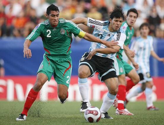 Patricio Araujo (Mexiko U20, li.) gegen Sergio Aguero (Argentinien U20) Fußball Länderspiel Herren U 20 WM 2007, Junioren, U20, Nationalteam, Nationaltrikot, Viertelfinale, Argentinien - Mexiko 1:0 Gruppe Ottawa Dynamik, Fußball Länderspiel Herren U 20 WM 2007, Junioren, U20, Nationalteam, Nationaltrikot, Viertelfinale, Argentinien - Mexiko 1:0 Gruppe Ottawa Dynamik,