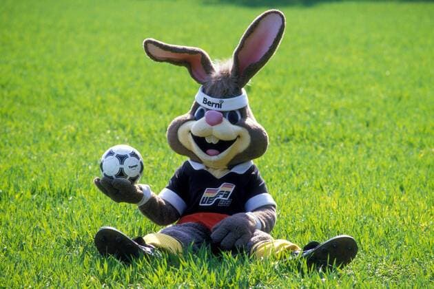 UEFA EM Maskottchen Berni sitzt mit Adidas Tango Ball auf dem Boden Fußball Herren Vorschau EM 1988, Fotoshooting Einzelbild Aufnahmedatum geschätzt Fußball Herren Vorschau EM 1988, Fotoshooting Einzelbild Aufnahmedatum geschätzt