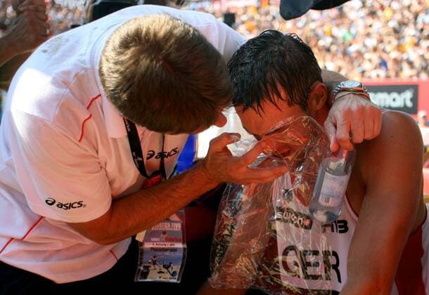 Physiotherapeut Ekkehard Schurig kümmert sich um Eric Koreng (beide Deutschland), der während des Swatch FIVB World Tour Finals in Berlin einen Schwächeanfall erlitt Beachvolleyball Herren Swatch FIVB World Tour 2007, Worldtour, Beach, Finale Gruppe Berlin Beachvolleyball Herren Swatch FIVB World Tour 2007, Worldtour, Beach, Finale Gruppe Berlin