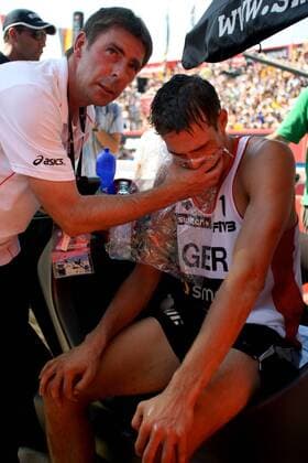 Physiotherapeut Ekkehard Schurig kümmert sich um Eric Koreng (beide Deutschland), der während des Swatch FIVB World Tour Finals in Berlin einen Schwächeanfall erlitt Beachvolleyball Herren Swatch FIVB World Tour 2007, Worldtour, Beach, Finale Gruppe Berlin Beachvolleyball Herren Swatch FIVB World Tour 2007, Worldtour, Beach, Finale Gruppe Berlin