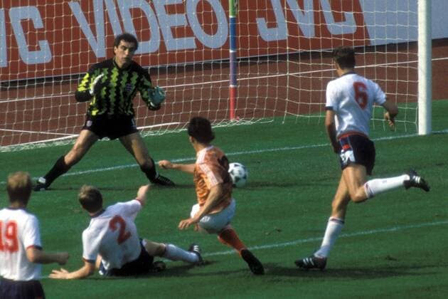 Marco van Basten (Niederlande, Mitte) trifft gegen den machtlosen Torwart Peter Shilton zum 3:1, daneben u.a.: Gary Stevens (2.v.li.) und Tony Butcher (alle England, re.) Fußball Länderspiel Herren EM 1988, Nationalmannschaft, Nationaltrikot, Gruppe B, Niederlande - England 3:1 Gruppe Düsseldorf Dynamik, Fußball Länderspiel Herren EM 1988, Nationalmannschaft, Nationaltrikot, Gruppe B, Niederlande - England 3:1 Gruppe Düsseldorf Dynamik,