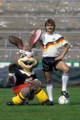 Olaf Thon (BR Deutschland) und UEFA EM Maskottchen Berni Fußball Länderspiel Herren Vorschau EM 1988, Nationalmannschaft 1987, Nationaltrikot, Fotoshooting, BRD Einzelbild Gelsenkirchen Fußball Länderspiel Herren Vorschau EM 1988, Nationalmannschaft 1987, Nationaltrikot, Fotoshooting, BRD Einzelbild Gelsenkirchen