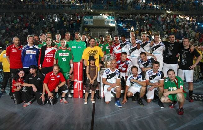 Stefan Kretzschmar (Mitte) mit Tochter Lucie Marie am Rande seines Abschiedspiels zwischen Team Magdeburg (li.) und Kretzsches Team Handball 1. BL Herren Stefan Kretzschmars Abschiedsspiel 2007, Abschied, SC Magdeburg Gladiators, SCM Totale Magdeburg Handball 1. BL Herren Stefan Kretzschmars Abschiedsspiel 2007, Abschied, SC Magdeburg Gladiators, SCM Totale Magdeburg
