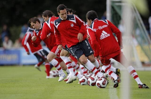 Mats Hummels (Bayern, 2.v.re.) und seine Teamkollegen widmen sich im Trainingslager in Donaueschingen dem Balltraining Fußball 1. BL Herren Saison 2007 2008, Saisonvorbereitung, Vorbereitung, Trainingslager, Training, FC Bayern München Gruppe Donaueschingen Dynamik, Fußball 1. BL Herren Saison 2007 2008, Saisonvorbereitung, Vorbereitung, Trainingslager, Training, FC Bayern München Gruppe Donaueschingen Dynamik,