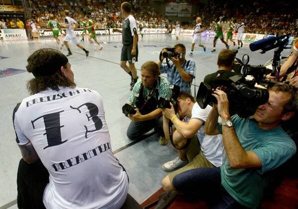 Stefan Kretzschmar (Magdeburg) während seines Abschiedsspiels im Medieninteresse Handball 1. BL Herren Stefan Kretzschmars Abschiedsspiel 2007, Abschied, SC Magdeburg Gladiators, SCM Gruppe Magdeburg Handball 1. BL Herren Stefan Kretzschmars Abschiedsspiel 2007, Abschied, SC Magdeburg Gladiators, SCM Gruppe Magdeburg