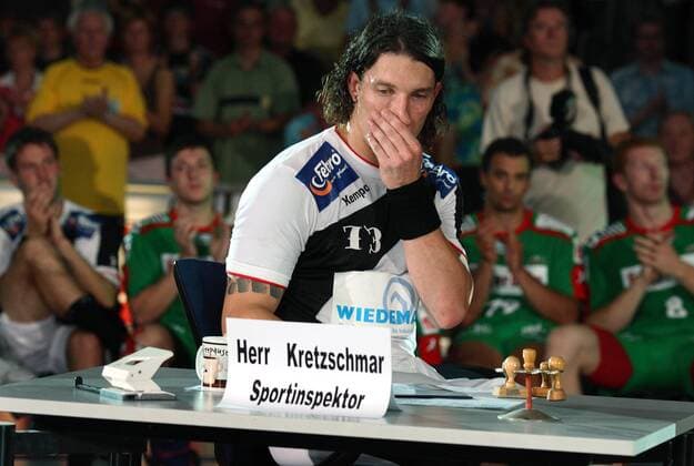 Stefan Kretzschmar (Magdeburg) kommen die Tränen am Rande seines Abschiedsspiels Handball 1. BL Herren Stefan Kretzschmars Abschiedsspiel 2007, Abschied, SC Magdeburg Gladiators, SCM Einzelbild Magdeburg Handball 1. BL Herren Stefan Kretzschmars Abschiedsspiel 2007, Abschied, SC Magdeburg Gladiators, SCM Einzelbild Magdeburg