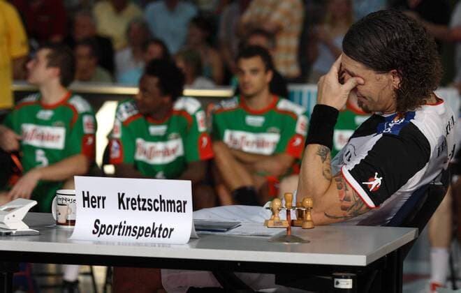 Stefan Kretzschmar (Magdeburg) kommen die Tränen am Rande seines Abschiedsspiels Handball 1. BL Herren Stefan Kretzschmars Abschiedsspiel 2007, Abschied, SC Magdeburg Gladiators, SCM Einzelbild Magdeburg Handball 1. BL Herren Stefan Kretzschmars Abschiedsspiel 2007, Abschied, SC Magdeburg Gladiators, SCM Einzelbild Magdeburg