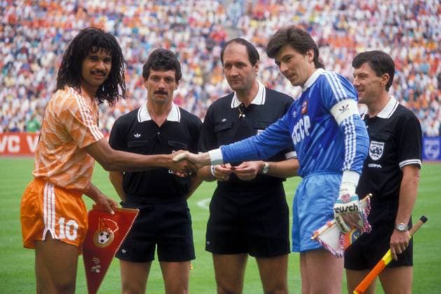 Ruud Gullit (Niederlande, li.) und Torwart Rinat Dasaev (UdSSR) bei der Begrüßung, dahinter das Schiedsrichtergespann um FIFA Schiedsrichter Michel Vautrot (Mitte) mit den Linienrichtern Gerard Biguet und Remi Harrel (alle Frankreich) Fußball Länderspiel Herren EM 1988, Nationalmannschaft, Nationaltrikot, Finale, Endspiel, Niederlande - Sowjetunion 2:0, SU Gruppe o0 Aufmacher München Harmonie, Fußball Länderspiel Herren EM 1988, Nationalmannschaft, Nationaltrikot, Finale, Endspiel, Niederlande - Sowjetunion 2:0, SU Gruppe o0 Aufmacher München Harmonie,