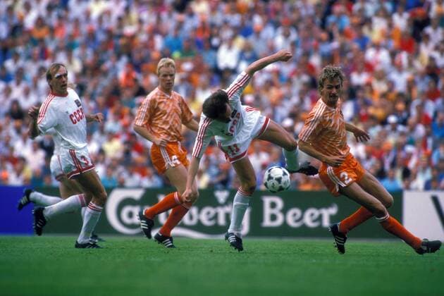 Fußball, EM Finale 1988 in München, Niederlande - Sowjetunion 2:0 Igor Belanov (UdSSR, 2.v.re.) gegen Adrie van Tiggelen (Niederlande, re.), dahinter Vagiz Khidiyatullin (UdSSR, li.) und Ronald Koeman (Niederlande) Fußball Länderspiel Herren EM 1988, Nationalmannschaft, Nationaltrikot, Finale, Endspiel, Niederlande - Sowjetunion 2:0, SU Gruppe München Dynamik, Fußball Länderspiel Herren EM 1988, Nationalmannschaft, Nationaltrikot, Finale, Endspiel, Niederlande - Sowjetunion 2:0, SU Gruppe München Dynamik,