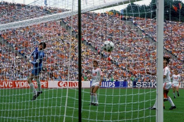 Fußball, EM Finale 1988 in München, Niederlande - Sowjetunion 2:0 Torwart Rinat Dasaev (UdSSR) ist gegen den Kunstschuss von Marco van Basten (Niederlande) machtlos und kann nur dem Ball nachschauen, daneben Sergei Aleinikov (UdSSR, Mitte) Fußball Länderspiel Herren EM 1988, Nationalmannschaft, Nationaltrikot, Finale, Endspiel, Niederlande - Sowjetunion 2:0, SU Totale Olympiastadion o0 Schuss, schießen München Dynamik, Fußball Länderspiel Herren EM 1988, Nationalmannschaft, Nationaltrikot, Finale, Endspiel, Niederlande - Sowjetunion 2:0, SU Totale Olympiastadion o0 Schuss, schießen München Dynamik,
