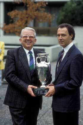 DFB Präsident Hermann Neuberger (li.) und Teamchef Franz Beckenbauer (beide BR Deutschland) mit dem Coupe Henri Delaunay Fußball Herren Vorschau EM 1988, Fotoshooting Gruppe Aufnahmedatum geschätzt Frankfurt M. Harmonie, Fußball Herren Vorschau EM 1988, Fotoshooting Gruppe Aufnahmedatum geschätzt Frankfurt M. Harmonie,