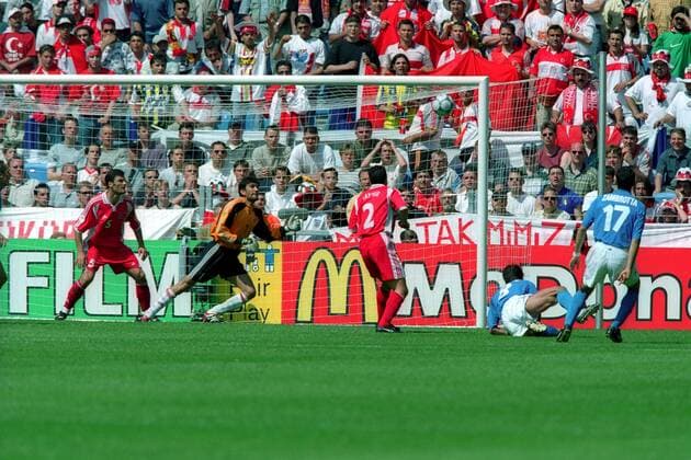 Torwart Rüstü Recber, Alpay Özalan (li.), Tayfur Havutcu (alle Türkei, 3.v.li.) und die türkischen Fans bestaunen das 0:1 durch Antonio Conte (Italien, 2.v.re.) Fußball Länderspiel Herren EM 2000 Nationalmannschaft, Nationaltrikot Gruppe 2, Türkei - Italien 1:2, Vneg Totale Arnheim Arnhem Spannung, Fußball Länderspiel Herren EM 2000 Nationalmannschaft, Nationaltrikot Gruppe 2, Türkei - Italien 1:2, Vneg Totale Arnheim Arnhem Spannung,