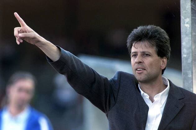 Trainer Lucien Favre (Genf) gibt Anweisungen Fußball Herren Nationalliga A 2000 2001, 1. Schweizer Liga, Division, NLA, Servette Genf, Geneve Einzelbild Aufnahmedatum geschätzt Genf Fußball Herren Nationalliga A 2000 2001, 1. Schweizer Liga, Division, NLA, Servette Genf, Geneve Einzelbild Aufnahmedatum geschätzt Genf 