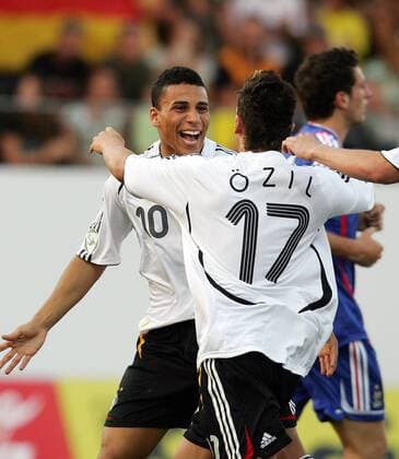 Änis Ben Hatira (li.) und Mesut Özil (beide Deutschland U19) - Torjubel -  Fußball Länderspiel Herren U 19 Europameisterschaft 2007 Nationalteam Nationaltrikot Junioren Gruppe Ried Freude, Begeisterung, Fußball Länderspiel Herren U 19 Europameisterschaft 2007 Nationalteam Nationaltrikot Junioren Gruppe Ried Freude, Begeisterung,