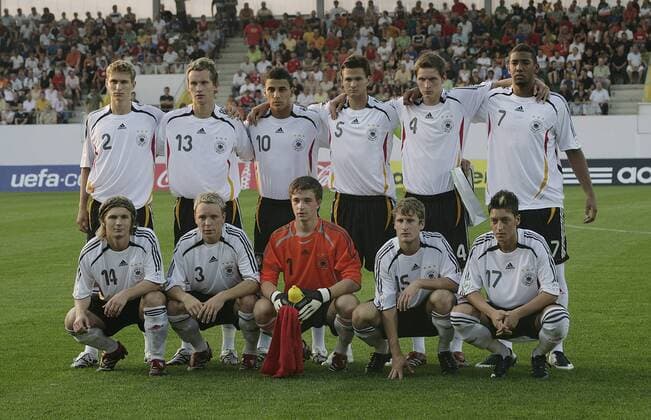 Mannschaftsfoto Deutschland U19, hi.v.li.: Daniel Schwaab, Manuel Konrad, Änis Ben Hatira, Alexander Heberlein, Benedikt Höwedes, Jerome Boateng; Sebastian Tyrala, Arne Feick, Torwart Martin Männel, Christian Sauter und Mesut Özil -  Fußball Länderspiel Herren U 19 Europameisterschaft 2007 Nationalteam Nationaltrikot Junioren Totale Ried Fußball Länderspiel Herren U 19 Europameisterschaft 2007 Nationalteam Nationaltrikot Junioren Totale Ried