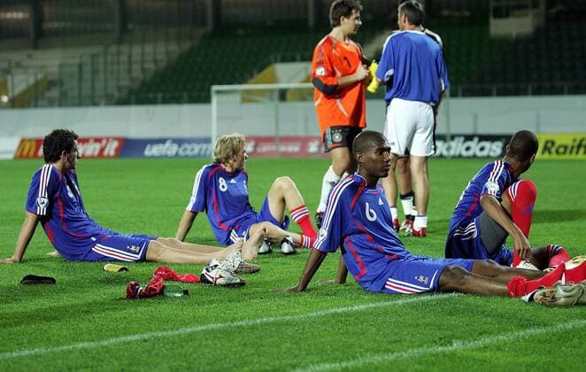 Enttäuschung Frankreich U19, u.a. mit Jean Alain Fanchone (2.v.re.) -  Fußball Länderspiel Herren U 19 Europameisterschaft 2007 Nationalteam Nationaltrikot Junioren Gruppe Ried Fußball Länderspiel Herren U 19 Europameisterschaft 2007 Nationalteam Nationaltrikot Junioren Gruppe Ried