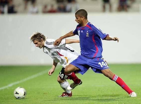 Sebastian Tyrala (Deutschland U19, li.) gegen Kevin Monnet Paquet (Frankreich U19) -  Fußball Länderspiel Herren U 19 Europameisterschaft 2007 Nationalteam Nationaltrikot Junioren Gruppe Ried Dynamik, Fußball Länderspiel Herren U 19 Europameisterschaft 2007 Nationalteam Nationaltrikot Junioren Gruppe Ried Dynamik,