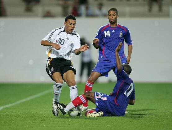 Änis Ben Hatira (Deutschland U19, li.) gegen Quentin Othon (re.); daneben Kevin Monnet Paquet (beide Frankreich U19) -  Fußball Länderspiel Herren U 19 Europameisterschaft 2007 Nationalteam Nationaltrikot Junioren Gruppe Ried Dynamik, Fußball Länderspiel Herren U 19 Europameisterschaft 2007 Nationalteam Nationaltrikot Junioren Gruppe Ried Dynamik,
