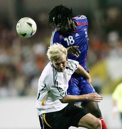 Jean Yves Mvoto Owono (Frankreich U19, re.) gegen Dennis Schmidt (Deutschland U19) -  Fußball Länderspiel Herren U 19 Europameisterschaft 2007 Nationalteam Nationaltrikot Junioren Gruppe Ried Dynamik, Fußball Länderspiel Herren U 19 Europameisterschaft 2007 Nationalteam Nationaltrikot Junioren Gruppe Ried Dynamik,