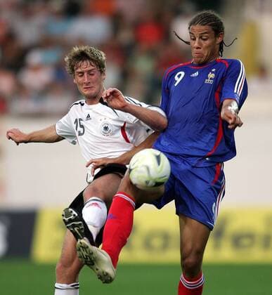 Rudy Gestede (Frankreich U19, re.) gegen Christian Sauter (Deutschland U19) -  Fußball Länderspiel Herren U 19 Europameisterschaft 2007 Nationalteam Nationaltrikot Junioren Gruppe Ried Dynamik, Fußball Länderspiel Herren U 19 Europameisterschaft 2007 Nationalteam Nationaltrikot Junioren Gruppe Ried Dynamik,