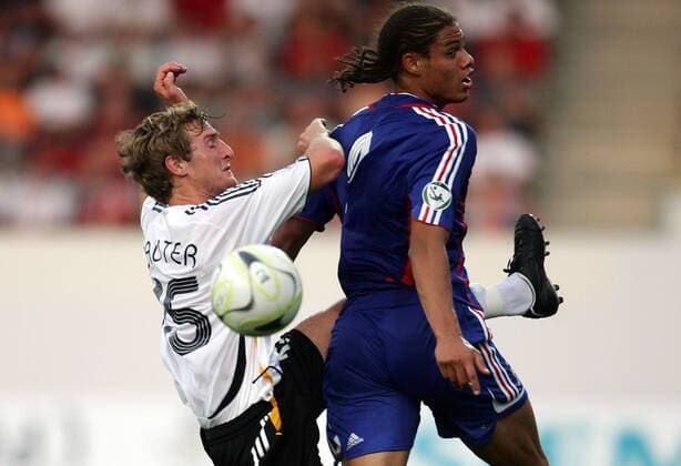 Rudy Gestede (Frankreich U19, re.) gegen Christian Sauter (Deutschland U19) -  Fußball Länderspiel Herren U 19 Europameisterschaft 2007 Nationalteam Nationaltrikot Junioren Gruppe Ried Dynamik, Fußball Länderspiel Herren U 19 Europameisterschaft 2007 Nationalteam Nationaltrikot Junioren Gruppe Ried Dynamik,