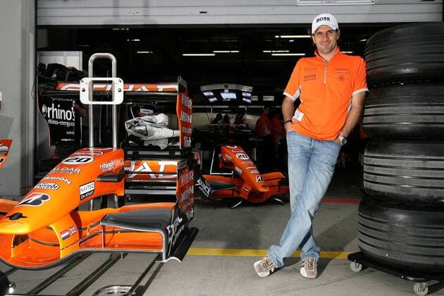Markus Winkelhock (Deutschland Spyker) lehnt an einem Reifenstapel in der Box -  Motorsport Herren Großer Preis von Europa 2007, Formel 1 WM, F1, F, GP Einzelbild Nürburgring Nürburg Motorsport Herren Großer Preis von Europa 2007, Formel 1 WM, F1, F, GP Einzelbild Nürburgring Nürburg