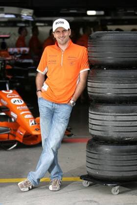 Markus Winkelhock (Deutschland Spyker) lehnt an einem Reifenstapel -  Motorsport Herren Großer Preis von Europa 2007, Formel 1 WM, F1, F, GP Einzelbild Nürburgring Nürburg Motorsport Herren Großer Preis von Europa 2007, Formel 1 WM, F1, F, GP Einzelbild Nürburgring Nürburg