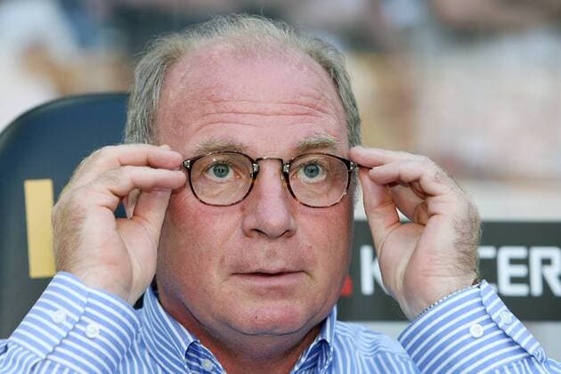 Manager Uli Hoeneß (Bayern) setzt die Brille auf Fußball 1. BL Herren Saison 2007 2008, Vorbereitung, Saisonvorbereitung, Test, Testspiel, FC Bayern München Porträt Mönchengladbach Fußball 1. BL Herren Saison 2007 2008, Vorbereitung, Saisonvorbereitung, Test, Testspiel, FC Bayern München Porträt Mönchengladbach