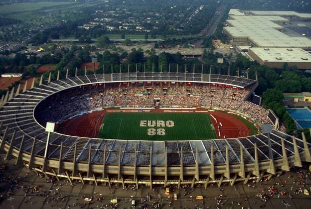 Das ausverkaufte Düsseldorfer Rheinstadion während der Eröffnungsfeier der Euro 1988 aus der Vogelperspektive Fußball Länderspiel Herren EM 1988 Eröffnung Eröffnungsfeier Feier Zeremonie Veranstaltung Eröffnungsspiel Vdia Totale Rheinstadion Schriftzug Düsseldorf Weite, Fußball Länderspiel Herren EM 1988 Eröffnung Eröffnungsfeier Feier Zeremonie Veranstaltung Eröffnungsspiel Vdia Totale Rheinstadion Schriftzug Düsseldorf Weite,