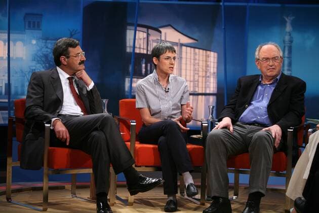 Sylvia Schenk äußert sich neben Dopingexperte Prof. Dr. Werner Franke (re.) und ZDF Chefredakteur Nikolaus Brender (alle Deutschland) bei Maybrit Illner zum Thema Doping im Radsport und dessen Folgen Radsport Herren Maybrit Illner 2007, Sendung Fernsehsendung Talksendung Talkshow Talk Show Fernsehen Medien TV Gruppe Straßenradsport, Straße, Rad, Abbruch Berlin o0 Gast, Gäste, Studiogast, Studiogäste, Radsport Herren Maybrit Illner 2007, Sendung Fernsehsendung Talksendung Talkshow Talk Show Fernsehen Medien TV Gruppe Straßenradsport, Straße, Rad, Abbruch Berlin o0 Gast, Gäste, Studiogast, Studiogäste,