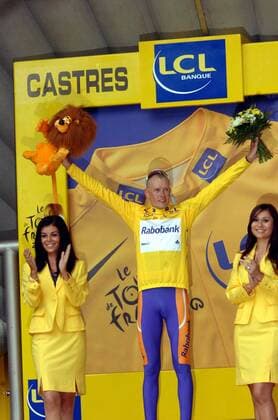 Mickael Rasmussen (Dänemark Rabobank) im gelben Trikot bei der Siegerehrung zur 12. Etappe der Tour de France 2007 -  Radsport Herren Tour de France 2007, ProTour, Straßenradsport, Straße, Rad, Gruppe 12. Etappe: Montpellier - Castres Freude, Radsport Herren Tour de France 2007, ProTour, Straßenradsport, Straße, Rad, Gruppe 12. Etappe: Montpellier - Castres Freude,