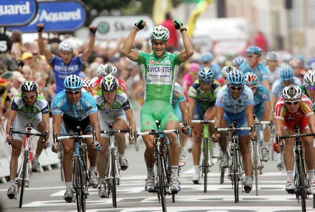 Tom Boonen (Belgien Quick Step Innergetic, Mitte) gewinnt die 12. Etappe der Tour de France 2007 vor Erik Zabel (Deutschland Milram, 2.v.li.) und Robert Hunter (Südafrika Barloworld, re.) Radsport Herren Tour de France 2007, ProTour, Straßenradsport, Straße, Rad, Gruppe 12. Etappe: Montpellier - Castres Freude, Begeisterung, Radsport Herren Tour de France 2007, ProTour, Straßenradsport, Straße, Rad, Gruppe 12. Etappe: Montpellier - Castres Freude, Begeisterung,