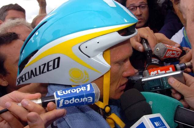 Alexandre Vinokourov (Kasachstan Astana) gewinnt die 13. Etappe der Tour de France 2007 und wird im Ziel von Reportern in Beschlag genommen - Radsport Herren Tour de France 2007, Straßenradsport, Straße, ProTour, Rad, Zeitfahren, Einzelzeitfahren, Vdig Einzelbild Fernsehübertragung, Medieninteresse, Mikrofon, 13. Etappe: Albi- Albi Mikrofone Radsport Herren Tour de France 2007, Straßenradsport, Straße, ProTour, Rad, Zeitfahren, Einzelzeitfahren, Vdig Einzelbild Fernsehübertragung, Medieninteresse, Mikrofon, 13. Etappe: Albi- Albi Mikrofone