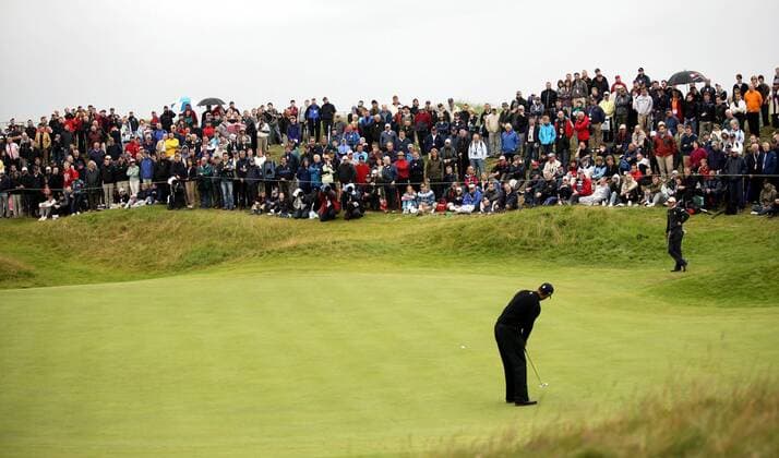 Eldrick Tiger Woods (USA, vorn) beobachtet von den Fans -  (LON2007072114) Golf Herren The British Open Championship 2007, PGA European Tour Totale Carnoustie Golf Herren The British Open Championship 2007, PGA European Tour Totale Carnoustie