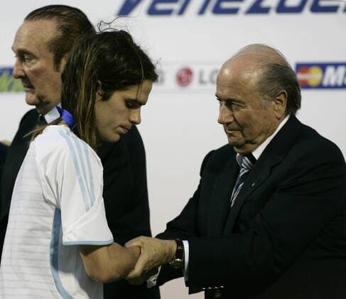 FIFA Präsident Joseph S. Blatter (Schweiz, re.) gratuliert Fernando Gago (Argentinien) zum zweiten Platz bei der Copa America 2007 -  Fußball Länderspiel Herren Copa America 2007, Amerika Südamerikameisterschaft Südamerika Meisterschaft Finale Endspiel Vdig Gruppe Maracaibo Enttäuschung, Fußball Länderspiel Herren Copa America 2007, Amerika Südamerikameisterschaft Südamerika Meisterschaft Finale Endspiel Vdig Gruppe Maracaibo Enttäuschung,