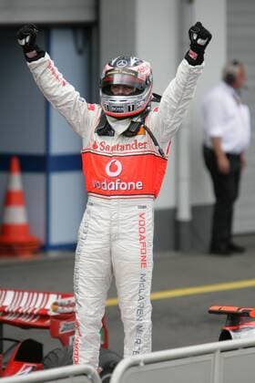 Fernando Alonso (Spanien McLaren Mercedes) jubelt über den Sieg beim Großen Preis von Europa 2007 auf dem Nürburgring - Motorsport Grand Prix Herren Großer Preis von Europa 2007, Formel 1 Weltmeisterschaft, F1, F, GP, WM Einzelbild Nürburgring Nürburg Freude, Motorsport Grand Prix Herren Großer Preis von Europa 2007, Formel 1 Weltmeisterschaft, F1, F, GP, WM Einzelbild Nürburgring Nürburg Freude,