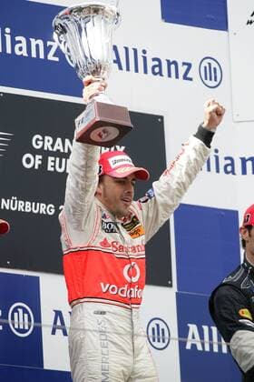 Fernando Alonso (Spanien McLaren Mercedes) jubelt über den Sieg beim Großen Preis von Europa 2007 auf dem Nürburgring - Motorsport Grand Prix Herren Großer Preis von Europa 2007, Formel 1 Weltmeisterschaft, F1, F, GP, WM Einzelbild Nürburgring Nürburg Freude, Motorsport Grand Prix Herren Großer Preis von Europa 2007, Formel 1 Weltmeisterschaft, F1, F, GP, WM Einzelbild Nürburgring Nürburg Freude,