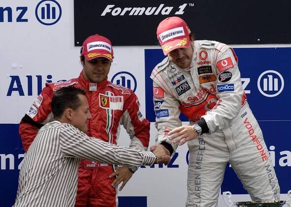 Siegerehrung GP von Europa 2007: Sieger Fernando Alonso (Spanien McLaren Mercedes, re.) wird vom einstigen Rivalen Michael Schumacher (Deutschland, li.) beglückwünscht, unter den Augen des Zweitplatzierten Felipe Massa (Brasilien beide Ferrari) Motorsport Grand Prix Herren Großer Preis von Europa 2007, Formel 1 Weltmeisterschaft, F1, F, GP, WM Gruppe Nürburgring Nürburg Motorsport Grand Prix Herren Großer Preis von Europa 2007, Formel 1 Weltmeisterschaft, F1, F, GP, WM Gruppe Nürburgring Nürburg