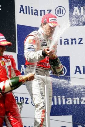 Sieger Fernando Alonso (Spanien McLaren Mercedes, re.) und Zweiter Felipe Massa (Brasilien Ferrari) bei der Sektdusche nach dem GP von Europa 2007 - Motorsport Grand Prix Herren Großer Preis von Europa 2007, Formel 1 Weltmeisterschaft, F1, F, GP, WM Gruppe Nürburgring Nürburg Freude, Motorsport Grand Prix Herren Großer Preis von Europa 2007, Formel 1 Weltmeisterschaft, F1, F, GP, WM Gruppe Nürburgring Nürburg Freude,